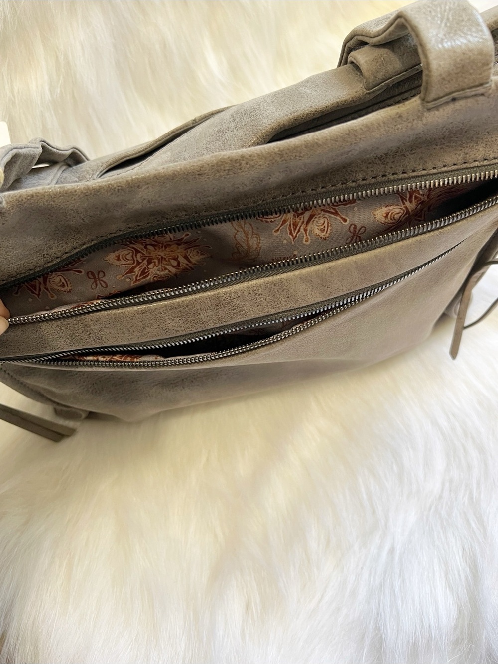 HOBO Seeker Borne NWT Top Zip Leather Tassel Shoulder Bag in Titanium Grey - Picture 7 of 10